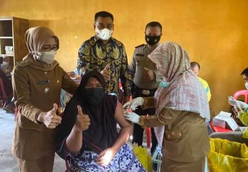 Camat Bunut Srinursari, SE Turun Lapangan Monitoring Pastikan Pelaksanaan Vaksinasi Di Desa Balam Merah