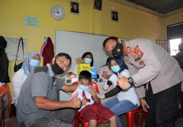 Tinjau Vaksinasi Anak Usia 6-11 Tahun, Kapolres Nias Berikan Semangat