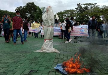 Ratusan Massa yang Tergabung kedalam LM2R Berunjuk Rasa di Kantor Bupati Meranti