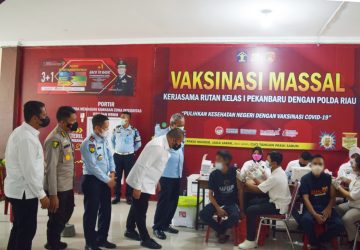 Rutan Kelas I Pekanbaru Bersinergi Polda Riau Melakukan Vaksinasi Warga Binaan Pemasyarakatan