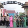 Gelar Apel Kehormatan Lepas Sambut Danrem 031 Wira Bima di Mapolda Riau