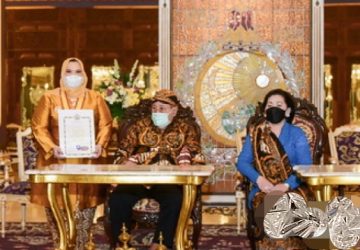 Bupati Bengkalis Terima Gelar Adat dari Karaton Surakarta Hadiningrat, Ibu Kasmarni Termasuk Tokoh Wanita Bermasyarakat