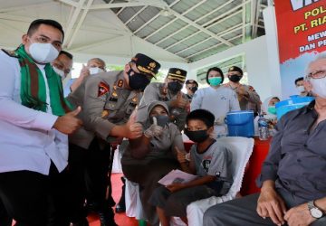Kapolda Riau Meninju Pelaksanaan Vaksinasi di PT. TAPP Pelalawan
