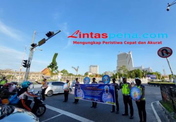 Bagikan Brosur dan Masker, Satlantas Sampaikan Pesan Keselamatan Dan Prokes Covid-19