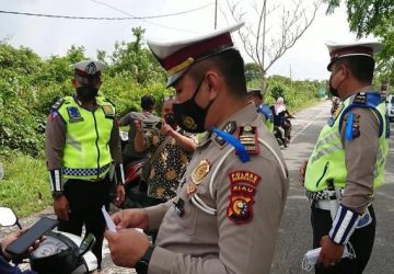 Polres Bengkalis Menggelar Razia Kartu Vaksin dan Prokes Penggunaan Masker