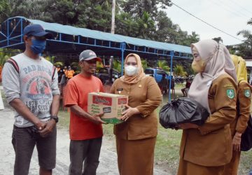 Bupati Kasmarni Serahkan Sembako pada Warga Terdampak Banjir