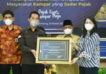Kadis Kominfo Kampar Terima Penghargaan Kategori Wajib Pajak Intansi Pemerintah