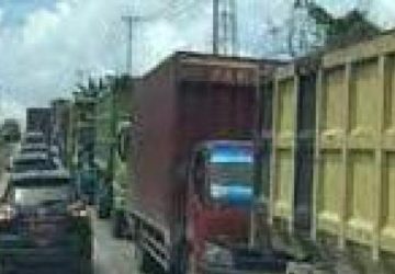 Ketua DPRD Kabupaten Pelalawan Turun Langsung Lapangan Menyaksikan Jalan Lintas Timur Macet 6 km