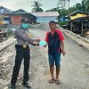 Untuk Mencegah Penyebaran Covid-19, Bhabinkamtibmas Polsek Mandrehe Bagikan Masker