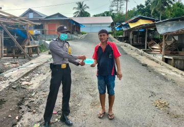 Untuk Mencegah Penyebaran Covid-19, Bhabinkamtibmas Polsek Mandrehe Bagikan Masker