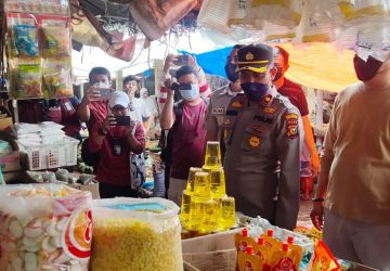 Kapolsek Tampan Turun Kepasar dan Gudang  Cek kelangkaan serta antisipasi adanya penimbunan minyak goreng
