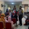 Laksanaan Vaksinasi di Mapolsek Rumbai Pesisir, Kanit Binmas IPTU P. Sitompul, SH Jemput Langsung Earga Lansia Kerumahnya
