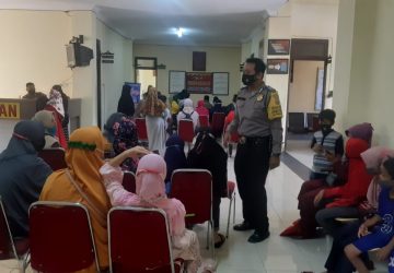 Laksanaan Vaksinasi di Mapolsek Rumbai Pesisir, Kanit Binmas IPTU P. Sitompul, SH Jemput Langsung Earga Lansia Kerumahnya
