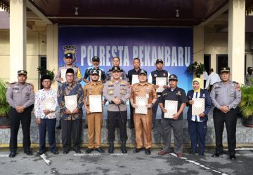 Kapolresta Pekanbaru Pimpin  Upacara Penyerahan Piagam Penghargaan kepada Personil Polresta Pekanbaru dan Masyarakat