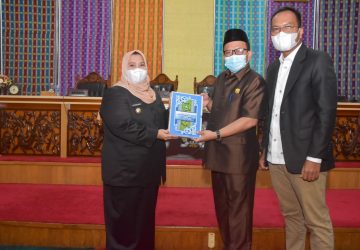 Bupati Serahkan LKPJ TA 2021 Pada Sidang Paripurna