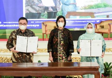 Bupati Kasmarni Hadiri Sosialisasi UU HKPD dan Menerima Hibah Pembangunan Dermaga Sungai Selari
