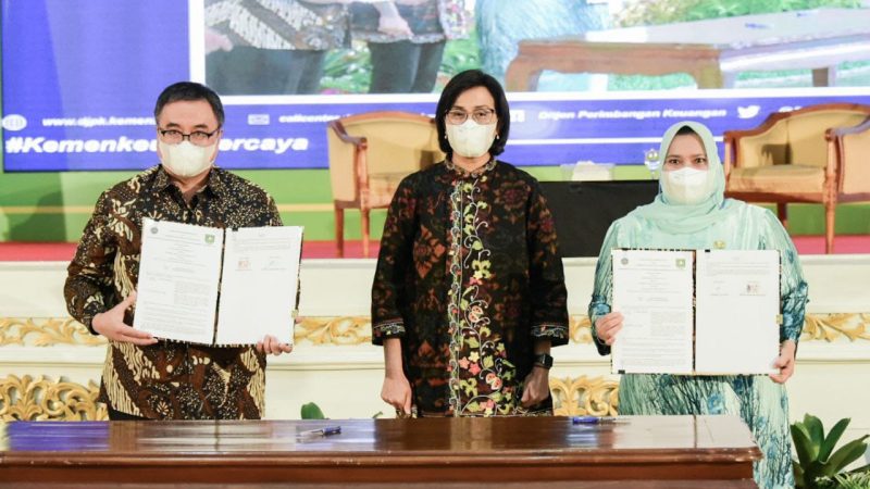 Bupati Kasmarni Hadiri Sosialisasi UU HKPD dan Menerima Hibah Pembangunan Dermaga Sungai Selari