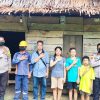 Personil Polsek Lahewa Peduli Kepada Warga Tidak Memiliki Penerangan Listrik