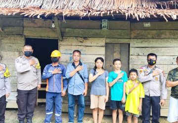 Personil Polsek Lahewa Peduli Kepada Warga Tidak Memiliki Penerangan Listrik