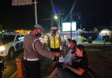 Personil Polres Nias  Beri Kenyamanan Untuk Masyarakat Yang Melaksanakan Ibadah