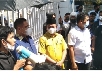 Demo di DPRD Riau, Massa AMPR Desak Copot Wakil Ketua DPRD Riau Agung Nugroho
