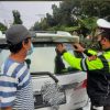 Polres Kuansing Lakukan Operasi Keselamatan, Pasang Spanduk dan Bagi Brosur Pakai Masker