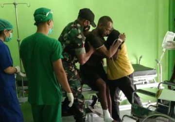 Seorang Pria Papua Mabuk Sembari Acungkan Parang ke Warga Setempat Serang Pos Koramil di Papua Barat