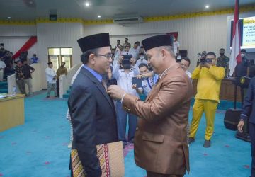 Muhammad Faisal Lantik PAW Anggota DPRD Kampar dari PKS Edy Efrison