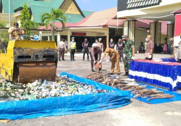 Polres Bengkalis Musnakan Puluhan Knalpot Bronk dan Miras Terjaring  Razia