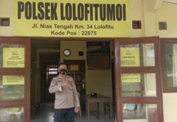 Bhabinkamtibmas Bagikan Masker Kepada Warga Untuk Mengantisipasi Penyebaran Virus Covid-19