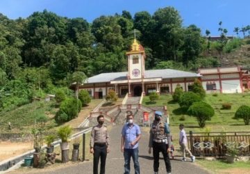 Personil Polres Nias Beri Kenyamanan Kebaktian Ibadah dan Dihimbau Agar Prokes Tetap Dijalankan