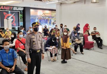 Polsek Senapelan Melaksanakan Vaksinasi Untuk Pengunjung Mall