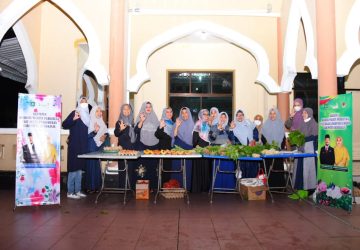 Dharma Wanita DLH dan Perkebunan Bagikan Sayur Gratis Bagi Jemaah Sholat Subuh