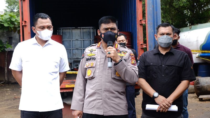 Polda Riau Grebek Gudang BBM Oplosan di Kota Pekanbaru, 30.000 Liter Solar Oplos Berhasil Disita