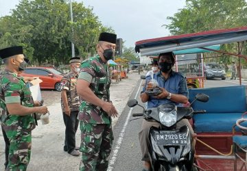 Kodim 0303/ Bengkalis Bagikan Takjil Secara Gratis Kepada Warga Melintas di Depan Lapangan Tugu