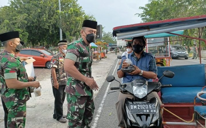 Kodim 0303/ Bengkalis Bagikan Takjil Secara Gratis Kepada Warga Melintas di Depan Lapangan Tugu