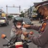 Berbagi Di Bulan Ramadhan, Satlantas Polresta Pekanbaru Bagikan Takjil Kepada Pengguna Jalan