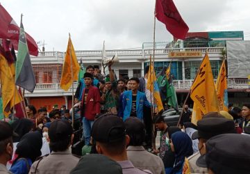 Mahasiswa Kabupaten Bengkalis Menggelar Aksi Unjuk Rasa di Depan Kantor Bupati Bengkalis