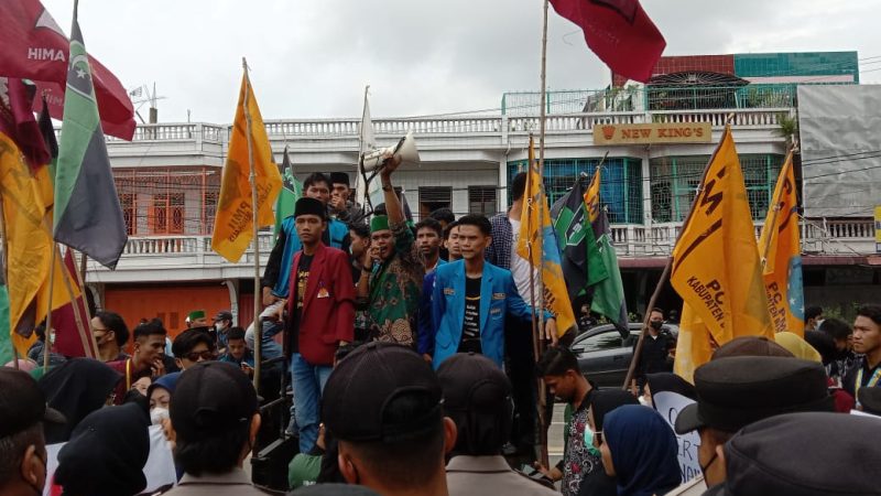 Mahasiswa Kabupaten Bengkalis Menggelar Aksi Unjuk Rasa di Depan Kantor Bupati Bengkalis
