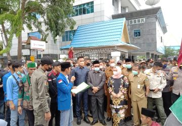 Bupati Bengkalis,Kasmarni Sambut Ratusan pendemo  di Kantor Bupati Bengkalis