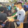 Bupati Rohil Bagikan Takjil ke Pengendara Becak