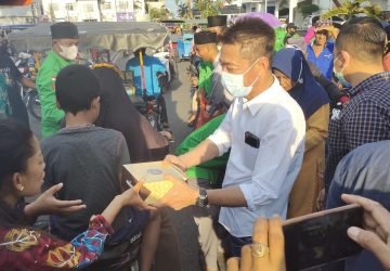 Bupati Rohil Bagikan Takjil ke Pengendara Becak
