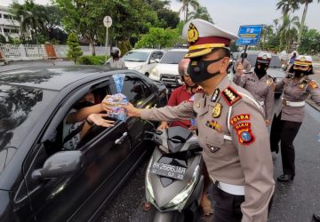 Bagi Takjil Kepada Pengguna Jalan, Dirlantas : Kita Menghimbau Masyarakat Tertib Berlalu Lintas
