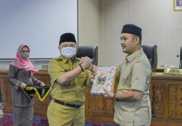 Ketua DPRD Kampar M. Faisal Terima LKPJ Tahun 2021 Dari Bupati Kampar, Pada  Sidang Paripurna