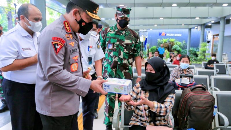 Tinjau Stasiun Pasar Senen, Kapolri Imbau Warga Mudik Sebelum Tanggal 28 April