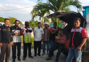 Ramadhan Berbagi : Organisasi DPC SPRI Rohil Bagi Takjil Pada Masyarakat di Depan Masjid Assiddik Simpang Benar