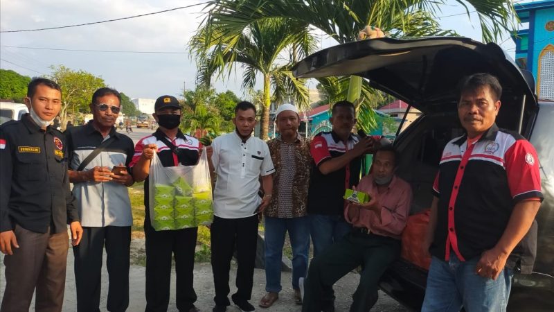Ramadhan Berbagi : Organisasi DPC SPRI Rohil Bagi Takjil Pada Masyarakat di Depan Masjid Assiddik Simpang Benar