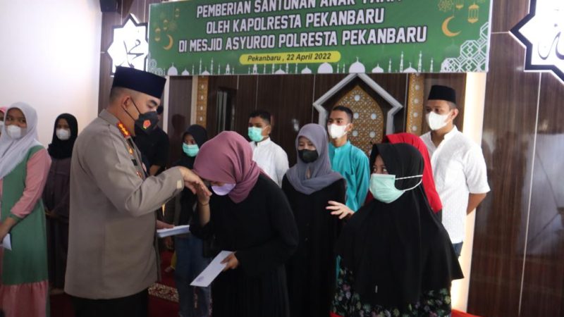 Jumat berbagi – Kapolresta Pekanbaru berikan Santunan Anak Yatim
