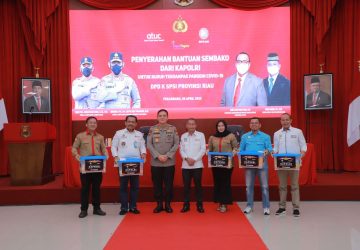 Serahkan Bantuan Kapolri, Kapolda Riau Irjen Moh Iqbal : Ini Perhatian Pak Kapolri Untuk Teman Teman Buruh