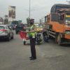 Unit Lantas Polsek Tampan Urai Kemacetan Akibat Kerusakan Truck Tronton